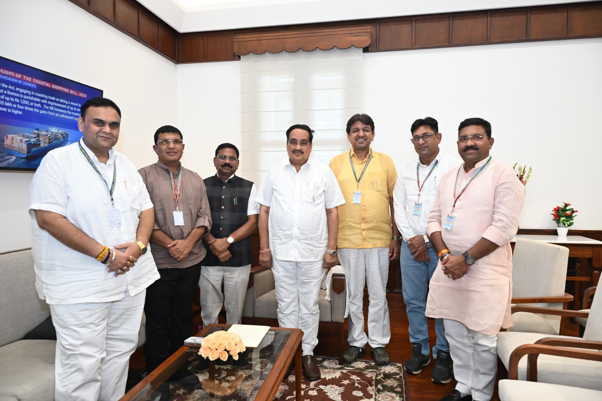 તા.૨૦-૦૮-૨૦૨૫ ના રોજ ખજોદ, આભવા અને કવાસ પાટિયા ચોકડી પર વ્હીકલ અંડરપાસ તેમજ રિલાયન્સ કપનીના ગેટ નંબર ચાર પાસે ટ્રાફિકનું ભારણ ઘટાડવા માટે ઓવરબ્રિજ બનાવવા, ઇચ્છાપોરથી હજીરા સુધી બંન્ને તરફના રોડનું વાઇડનિંગ કરવા સહિતની કામગીરી માટે કેન્દ્રીય મંત્રી નીતિન ગડકરીને રૂબરૂ મળી રજૂઆત કરવામાં આવી છે.